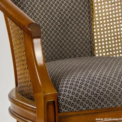 Armstoel met webbing en stoffen zitting