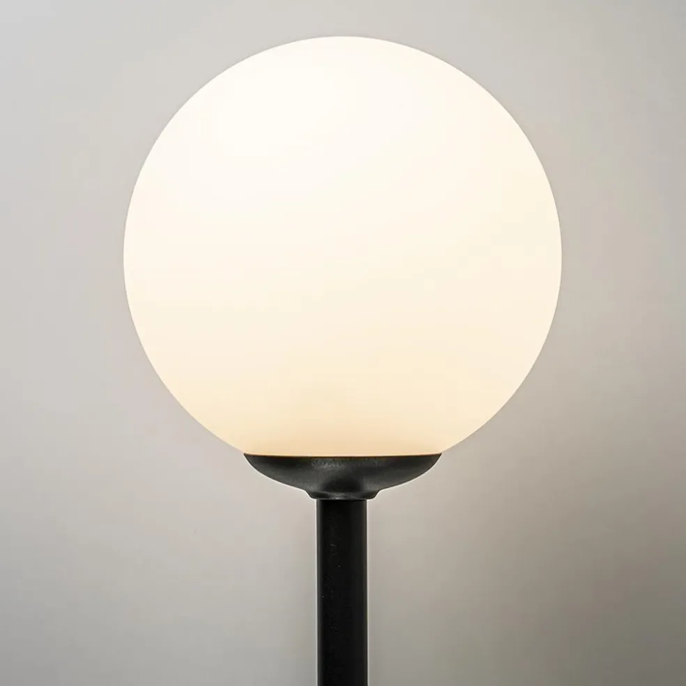 Grote wandlamp mat zwart met witte glazen bol
