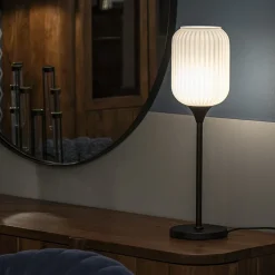 Hoge tafellamp zwart met wit glazen kap