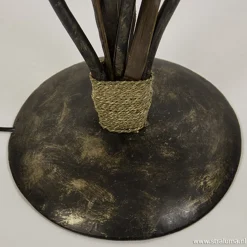 Houten vloerlamp met kelk van schelpen