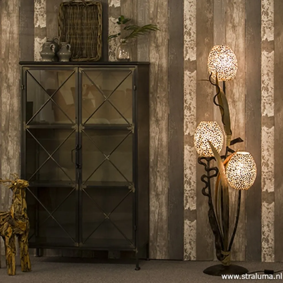 Houten vloerlamp met kelk van schelpen
