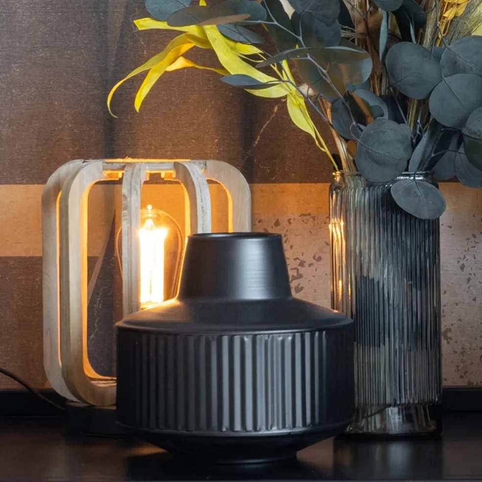 Industriële tafellamp houten kooi met mat zwart