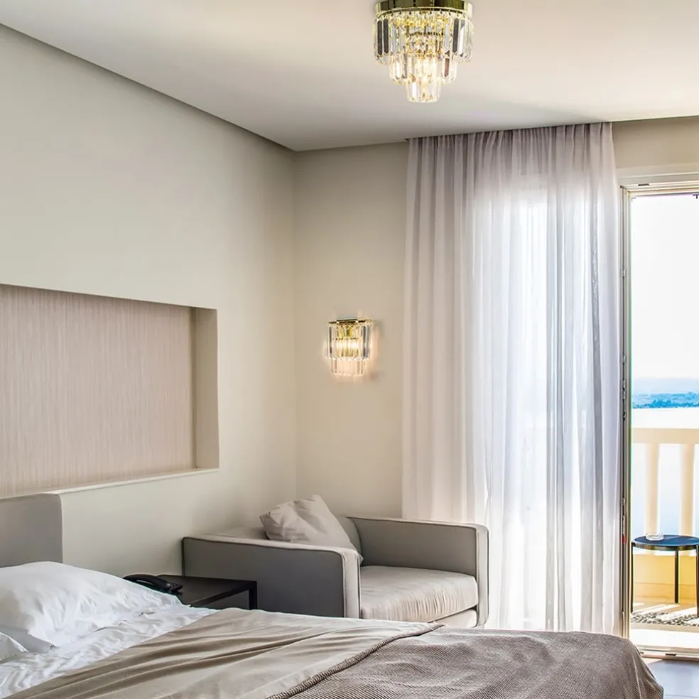 Klassieke wandlamp goud met helder glazen pegels