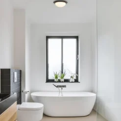 Kleine LED plafondlamp zwart met wit glas IP44