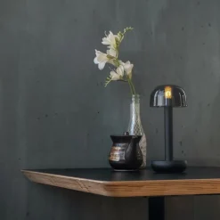 Kleine LED tafellamp oplaadbaar mat zwart met smoke glas