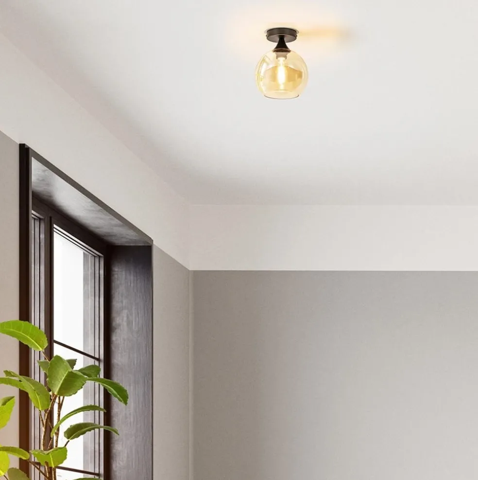 Kleine plafondlamp zwart met amber glazen bol