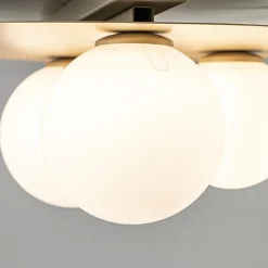3-Lichts plafondlamp mat goud met witte bollen