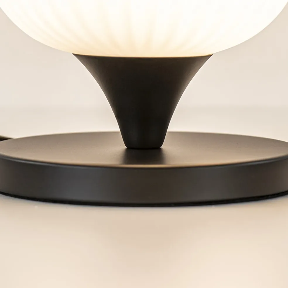 Mat witte tafellamp met zwarte voet