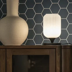 Mat witte tafellamp met zwarte voet