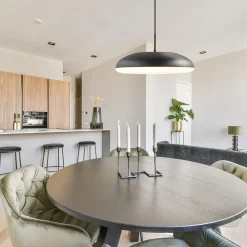 Mat zwarte hanglamp koepel met witte kap