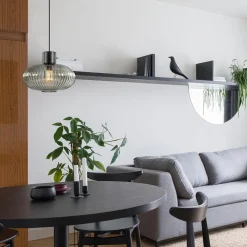 Mat zwarte hanglamp met geribbeld smoke glas ovaal