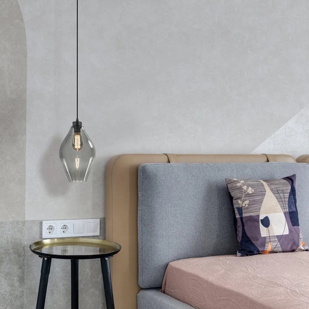 Mat zwarte hanglamp met smoke glas ruit