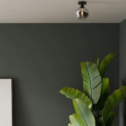 Mat zwarte plafondlamp met smoke glazen bol klein