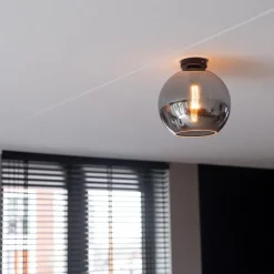 Mat zwarte plafondlamp met smoke glazen bol 30 cm