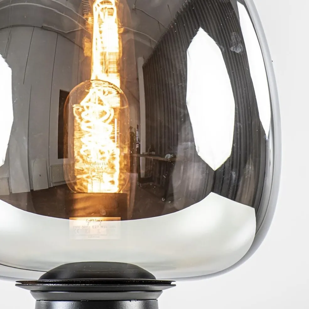 Mat zwarte tafellamp Mayson met smoke glazen kap