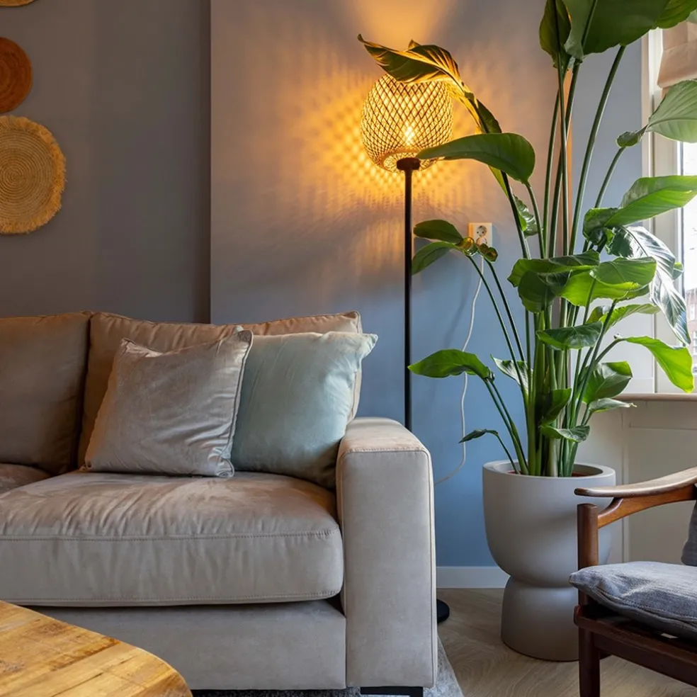 Mat zwarte vloerlamp met bamboe kap