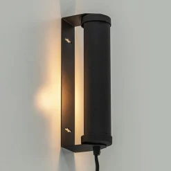 Mat zwarte wandlamp met snoer