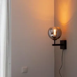 Mat zwarte wandlamp met smoke glazen bol 20 cm