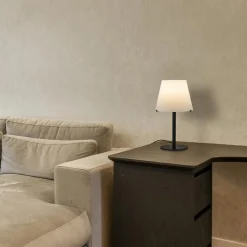 Moderne design tafellamp zwart met witte glazen kap