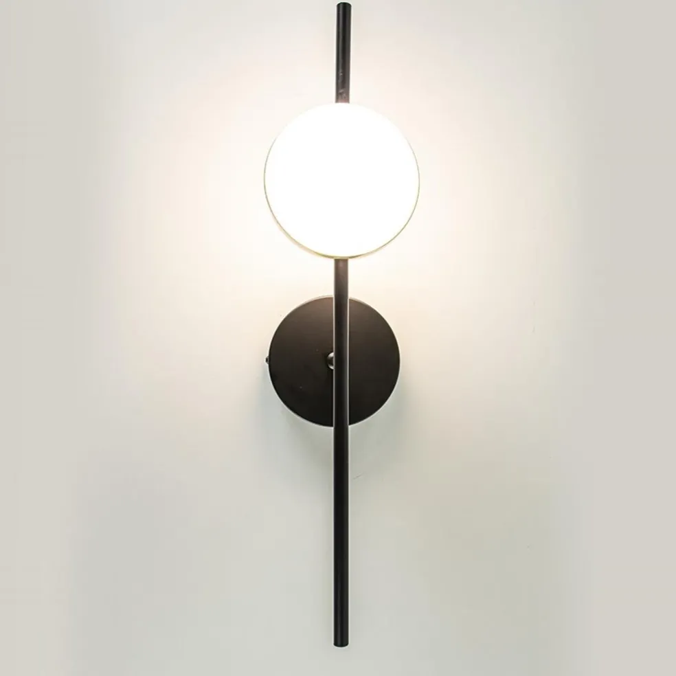 Moderne wandlamp zwart met witte bol incl LED