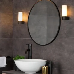 Moderne wandlamp zwart met opaal glas IP44