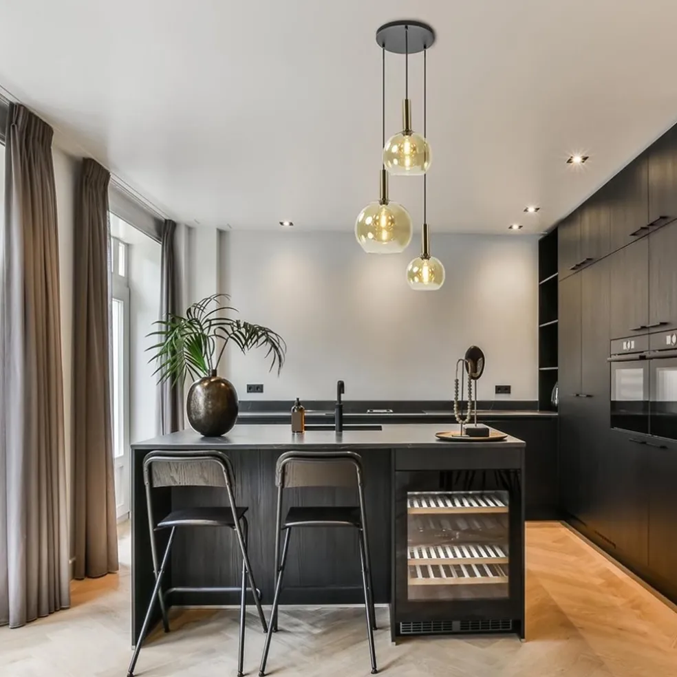 Ronde hanglamp zwart/goud met amber glas