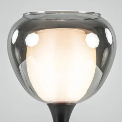 Strak klassieke tafellamp zwart met smoke glazen kap