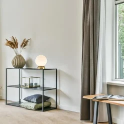 Strak klassieke tafellamp witte glazen bol met goud