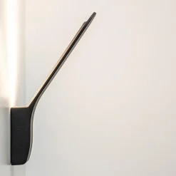 Strakke design LED buitenlamp zwart wand
