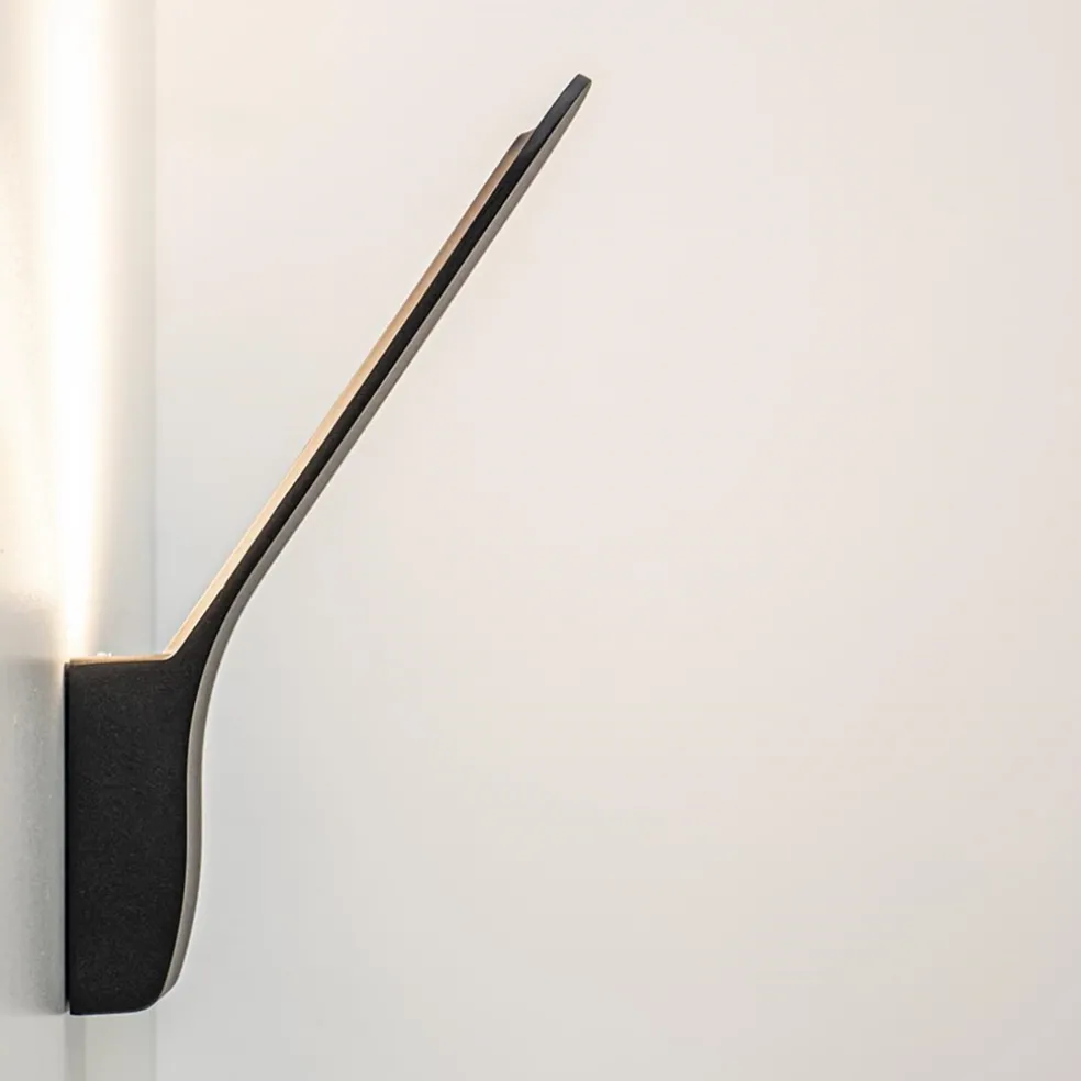 Strakke design LED buitenlamp zwart wand