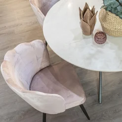Velvet roze eetkamerstoel met zwart metalen pootjes