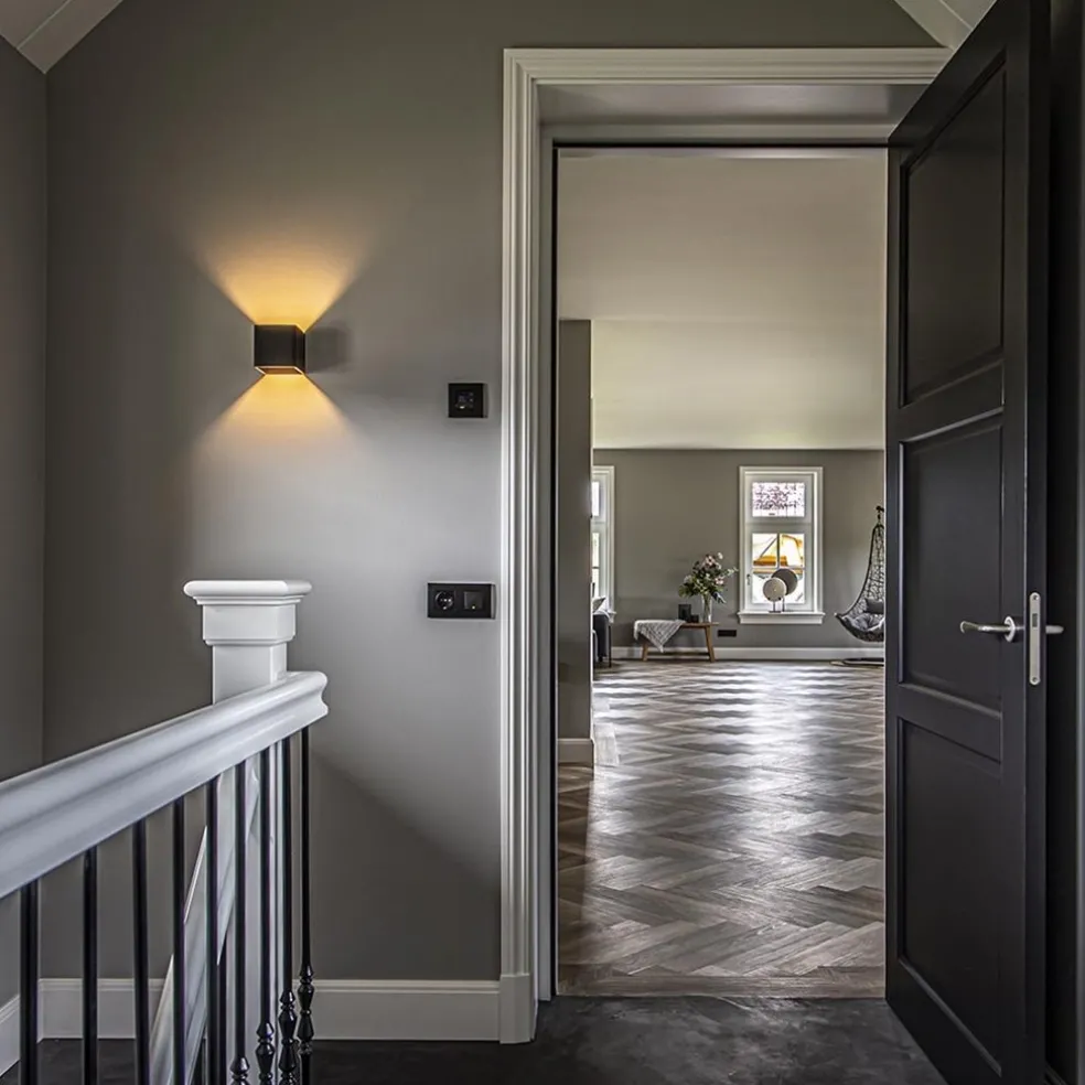 Wandlamp Stretto kubus zwart