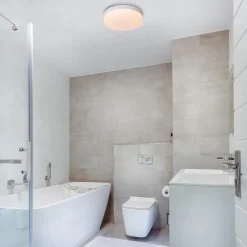 Witte LED plafondlamp IP44 met bewegingssensor