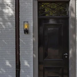 Zwarte buitenlamp rechthoek met glas en camera