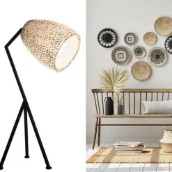 Zwarte driepoot tafellamp met witte schelpenkap