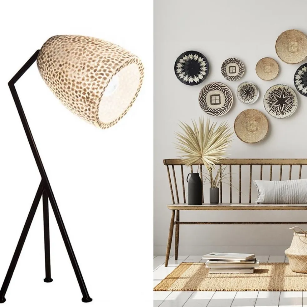 Zwarte driepoot tafellamp met witte schelpenkap